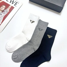配包装 🌟【一盒3 双】 🌟Prada 普拉达 经典字母logo 纯棉长筒袜 ,ins火爆纯色设计,潮人必备 ,个 配包装 🌟【一盒3 双】 🌟Prada 普拉达 经典字母logo 纯棉长筒袜 ,ins火爆纯色设计,潮人必备 ,个