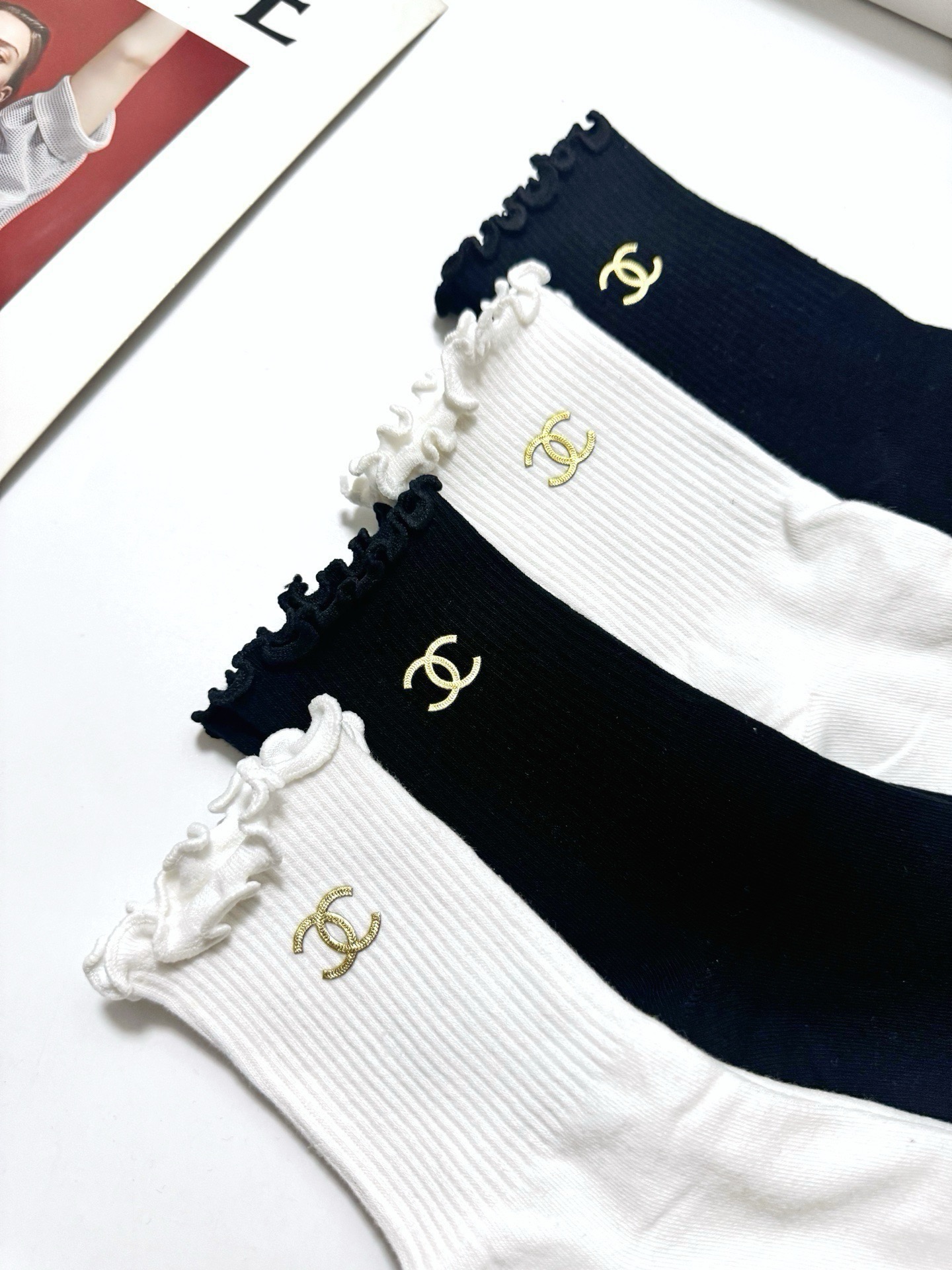 配包装 🌟【一盒4双】 🌟Chanel 香奈儿 经典纯色 字母logo 纯棉木耳边中筒袜  🌟ins爆款！专柜在售ing