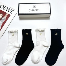 配包装 🌟【一盒4双】 🌟Chanel 香奈儿 经典纯色 字母logo 纯棉木耳边中筒袜 🌟ins爆款!专柜在售ing 配包装 🌟【一盒4双】 🌟Chanel 香奈儿 经典纯色 字母logo 纯棉木耳边中筒袜 🌟ins爆款!专柜在售ing