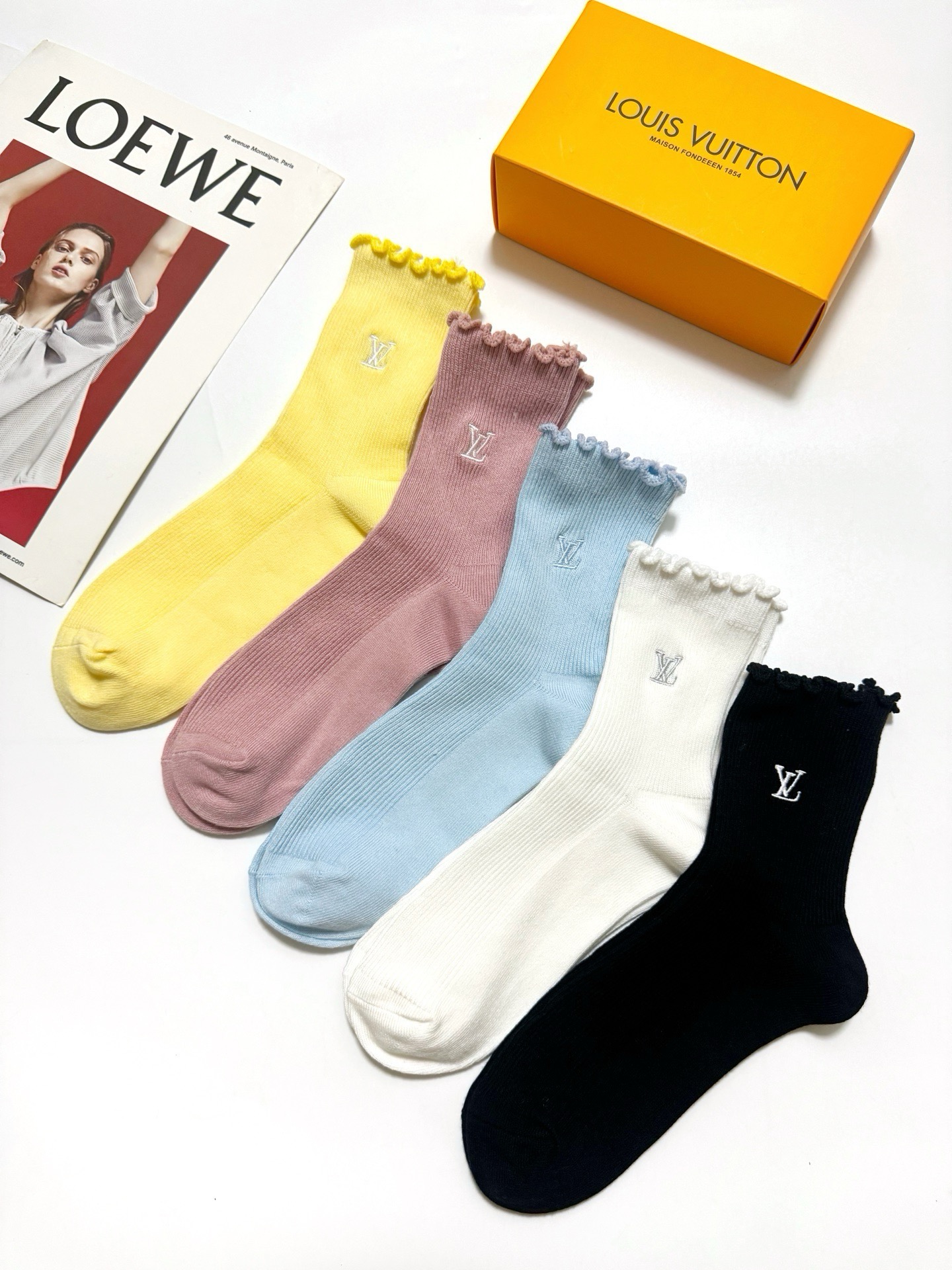 配包装 🌟【一盒5 双】  🌟LV 路易威登 经典刺绣字母logo 纯棉中筒袜   ，ins超火爆小腿袜，纯棉面料，潮人