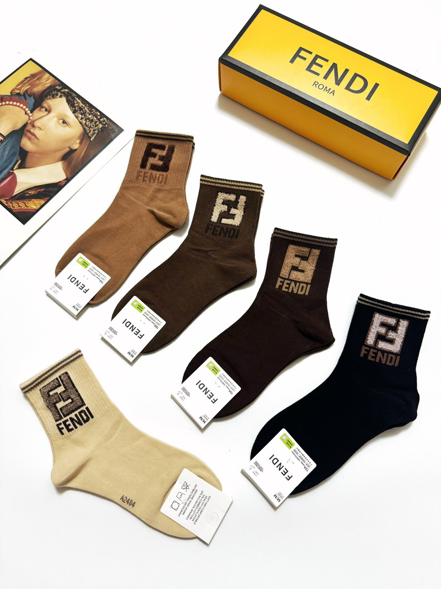 配包装 🌟【一盒5 双】 🌟Fendi 芬迪 经典字母 logo短袜  ！纯棉面料软糯亲肤！ 🌟ins爆款！专柜在售in