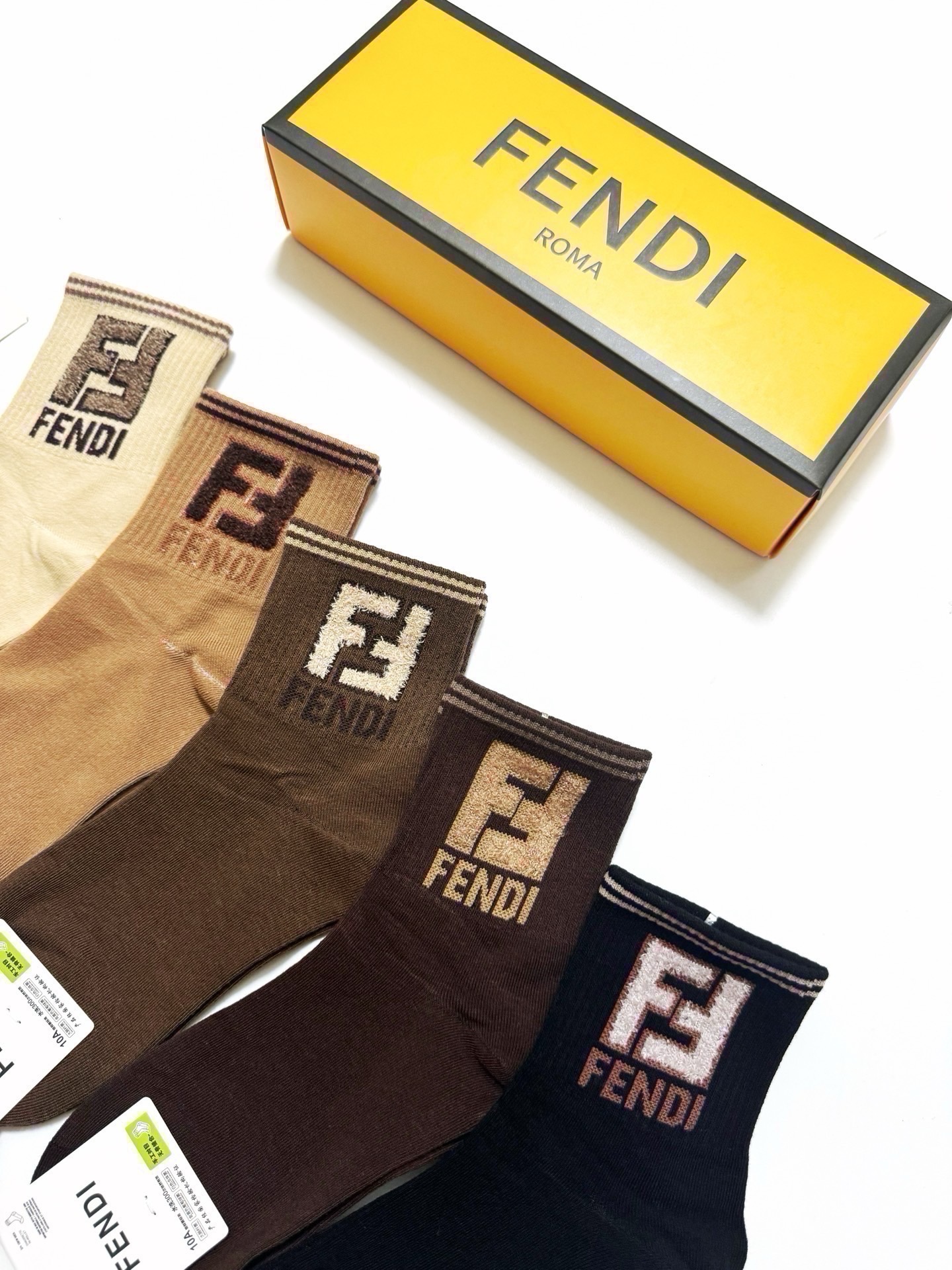 配包装 🌟【一盒5 双】 🌟Fendi 芬迪 经典字母 logo短袜  ！纯棉面料软糯亲肤！ 🌟ins爆款！专柜在售in