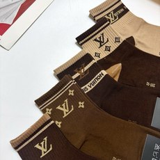 配包装 🌟【一盒5 双】 🌟LV 路易威登 经典字母 logo短袜 !纯棉面料软糯亲肤! 🌟ins爆款!专柜在售ing 配包装 🌟【一盒5 双】 🌟LV 路易威登 经典字母 logo短袜 !纯棉面料软糯亲肤! 🌟ins爆款!专柜在售ing