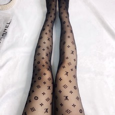 配包装 【一盒一双】🌟LV路易·威登经典植绒老化字母丝袜 🌟好看到爆炸 ,欧美大牌丝袜🔥一比一高版本制作,可以看得到的工 配包装 【一盒一双】🌟LV路易·威登经典植绒老化字母丝袜 🌟好看到爆炸 ,欧美大牌丝袜🔥一比一高版本制作,可以看得到的工