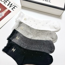 配包装 🌟【一盒4 双】 🌟Chanel 香奈儿 经典字母logo 纯棉中筒袜 ,ins超火爆小腿袜,纯棉面料,潮 配包装 🌟【一盒4 双】 🌟Chanel 香奈儿 经典字母logo 纯棉中筒袜 ,ins超火爆小腿袜,纯棉面料,潮