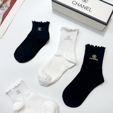 配包装 🌟【一盒4 双】 🌟Chanel 香奈儿 经典字母logo 透气纯棉花边短筒袜 ,ins超火爆红人同款,精美 配包装 🌟【一盒4 双】 🌟Chanel 香奈儿 经典字母logo 透气纯棉花边短筒袜 ,ins超火爆红人同款,精美