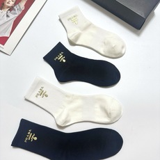 配包装 🌟【一盒4 双】 🌟Prada 普拉达 经典字母logo 透气纯棉中筒袜 ,重工配饰,ins超火爆红人同款,精 配包装 🌟【一盒4 双】 🌟Prada 普拉达 经典字母logo 透气纯棉中筒袜 ,重工配饰,ins超火爆红人同款,精