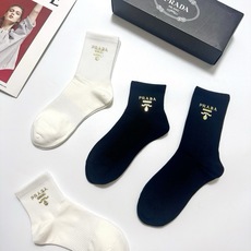 配包装 🌟【一盒4 双】 🌟Prada 普拉达 经典字母logo 透气纯棉中筒袜 ,重工配饰,ins超火爆红人同款,精 配包装 🌟【一盒4 双】 🌟Prada 普拉达 经典字母logo 透气纯棉中筒袜 ,重工配饰,ins超火爆红人同款,精