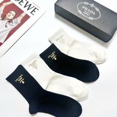 配包装 🌟【一盒4 双】 🌟Prada 普拉达 经典字母logo 透气纯棉中筒袜 ,重工配饰,ins超火爆红人同款,精 配包装 🌟【一盒4 双】 🌟Prada 普拉达 经典字母logo 透气纯棉中筒袜 ,重工配饰,ins超火爆红人同款,精