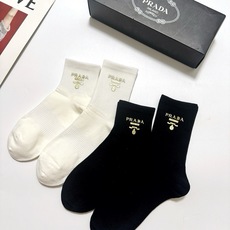 配包装 🌟【一盒4 双】 🌟Prada 普拉达 经典字母logo 透气纯棉中筒袜 ,重工配饰,ins超火爆红人同款,精 配包装 🌟【一盒4 双】 🌟Prada 普拉达 经典字母logo 透气纯棉中筒袜 ,重工配饰,ins超火爆红人同款,精