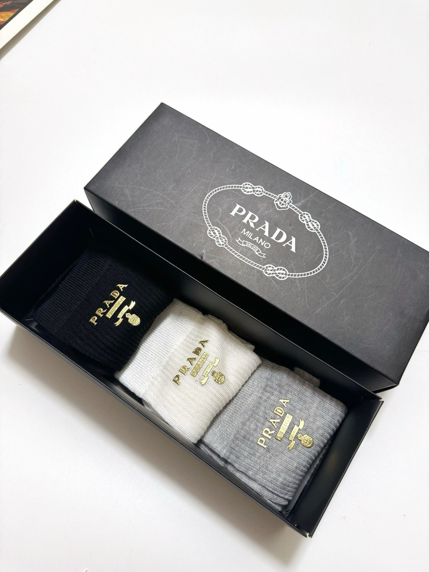 配包装 🌟【一盒3 双】  🌟Prada 普拉达 经典字母logo 超薄透气中筒袜 ，ins超火爆空调袜，潮人必备 ，经