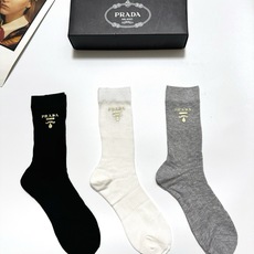 配包装 🌟【一盒3 双】 🌟Prada 普拉达 经典字母logo 超薄透气中筒袜 ,ins超火爆空调袜,潮人必备 ,经 配包装 🌟【一盒3 双】 🌟Prada 普拉达 经典字母logo 超薄透气中筒袜 ,ins超火爆空调袜,潮人必备 ,经