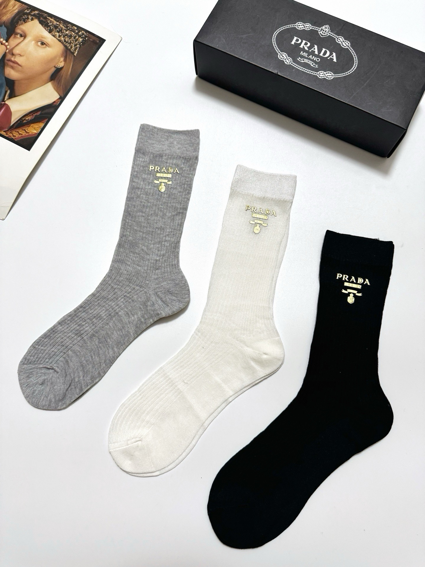 配包装 🌟【一盒3 双】  🌟Prada 普拉达 经典字母logo 超薄透气中筒袜 ，ins超火爆空调袜，潮人必备 ，经
