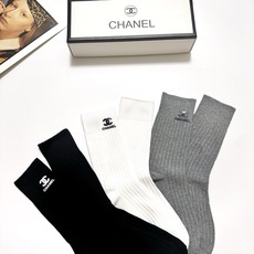 配包装 🌟【一盒3 双】 🌟Chanel 香奈儿 经典字母logo 纯棉中筒袜 🌟ins爆款!专柜在售ing 🌟好看到 配包装 🌟【一盒3 双】 🌟Chanel 香奈儿 经典字母logo 纯棉中筒袜 🌟ins爆款!专柜在售ing 🌟好看到