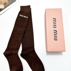 爆款回货 配包装 🌟【一盒一 双】 🌟缪缪 miumiu 经典字母logo纯棉袜 小腿堆堆袜,ins超火爆红人同款, 爆款回货 配包装 🌟【一盒一 双】 🌟缪缪 miumiu 经典字母logo纯棉袜 小腿堆堆袜,ins超火爆红人同款,
