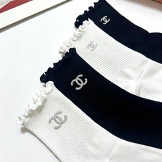 配包装 🌟【一盒4双】 🌟Chanel 香奈儿 经典字母logo 木耳边纯棉中筒袜 经典纯色 🌟ins爆款!专柜在售in 配包装 🌟【一盒4双】 🌟Chanel 香奈儿 经典字母logo 木耳边纯棉中筒袜 经典纯色 🌟ins爆款!专柜在售in