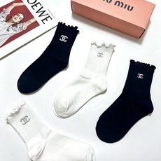 配包装 🌟【一盒4双】 🌟Chanel 香奈儿 经典字母logo 木耳边纯棉中筒袜 经典纯色 🌟ins爆款!专柜在售in 配包装 🌟【一盒4双】 🌟Chanel 香奈儿 经典字母logo 木耳边纯棉中筒袜 经典纯色 🌟ins爆款!专柜在售in