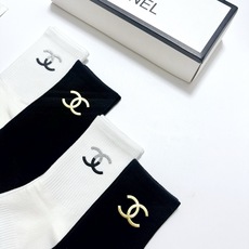 配包装 🌟【一盒4 双】 🌟Chanel 香奈儿 经典字母logo纯棉中筒袜 🌟ins爆款!专柜在售ing 🌟好看到 配包装 🌟【一盒4 双】 🌟Chanel 香奈儿 经典字母logo纯棉中筒袜 🌟ins爆款!专柜在售ing 🌟好看到