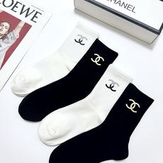 配包装 🌟【一盒4 双】 🌟Chanel 香奈儿 经典字母logo纯棉中筒袜 🌟ins爆款!专柜在售ing 🌟好看到 配包装 🌟【一盒4 双】 🌟Chanel 香奈儿 经典字母logo纯棉中筒袜 🌟ins爆款!专柜在售ing 🌟好看到