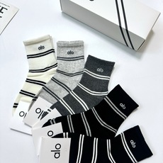 配包装 🌟【一盒5 双】 🌟alo 条纹 字母logo纯棉中筒袜 🌟重工装饰个性时尚 🌟ins爆款!专柜在售ing 配包装 🌟【一盒5 双】 🌟alo 条纹 字母logo纯棉中筒袜 🌟重工装饰个性时尚 🌟ins爆款!专柜在售ing