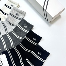 配包装 🌟【一盒5 双】 🌟alo 条纹 字母logo纯棉中筒袜 🌟重工装饰个性时尚 🌟ins爆款!专柜在售ing 配包装 🌟【一盒5 双】 🌟alo 条纹 字母logo纯棉中筒袜 🌟重工装饰个性时尚 🌟ins爆款!专柜在售ing