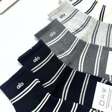 配包装 🌟【一盒5 双】 🌟alo 条纹 字母logo纯棉中筒袜 🌟重工装饰个性时尚 🌟ins爆款!专柜在售ing 配包装 🌟【一盒5 双】 🌟alo 条纹 字母logo纯棉中筒袜 🌟重工装饰个性时尚 🌟ins爆款!专柜在售ing