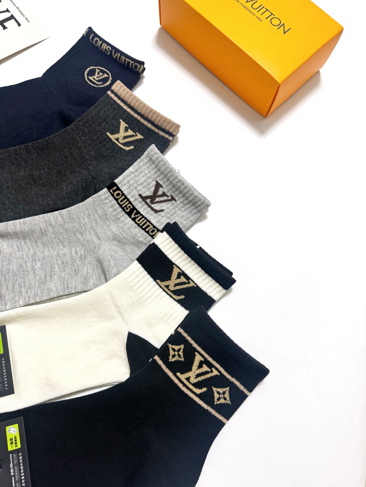 配包装 🌟【一盒5 双】 🌟LV 路易威登 经典字母 logo短袜 !纯棉面料软糯亲肤! 🌟ins爆款!专柜在售ing 配包装 🌟【一盒5 双】 🌟LV 路易威登 经典字母 logo短袜 !纯棉面料软糯亲肤! 🌟ins爆款!专柜在售ing