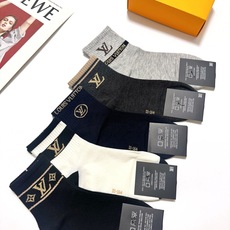 配包装 🌟【一盒5 双】 🌟LV 路易威登 经典字母 logo短袜 !纯棉面料软糯亲肤! 🌟ins爆款!专柜在售ing 配包装 🌟【一盒5 双】 🌟LV 路易威登 经典字母 logo短袜 !纯棉面料软糯亲肤! 🌟ins爆款!专柜在售ing