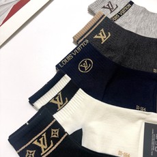 配包装 🌟【一盒5 双】 🌟LV 路易威登 经典字母 logo短袜 !纯棉面料软糯亲肤! 🌟ins爆款!专柜在售ing 配包装 🌟【一盒5 双】 🌟LV 路易威登 经典字母 logo短袜 !纯棉面料软糯亲肤! 🌟ins爆款!专柜在售ing