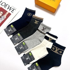配包装 🌟【一盒5 双】 🌟LV 路易威登 经典字母 logo短袜 !纯棉面料软糯亲肤! 🌟ins爆款!专柜在售ing 配包装 🌟【一盒5 双】 🌟LV 路易威登 经典字母 logo短袜 !纯棉面料软糯亲肤! 🌟ins爆款!专柜在售ing