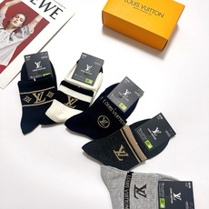配包装 🌟【一盒5 双】 🌟LV 路易威登 经典字母 logo短袜 !纯棉面料软糯亲肤! 🌟ins爆款!专柜在售ing 配包装 🌟【一盒5 双】 🌟LV 路易威登 经典字母 logo短袜 !纯棉面料软糯亲肤! 🌟ins爆款!专柜在售ing
