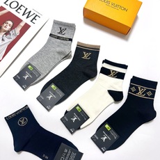 配包装 🌟【一盒5 双】 🌟LV 路易威登 经典字母 logo短袜 !纯棉面料软糯亲肤! 🌟ins爆款!专柜在售ing 配包装 🌟【一盒5 双】 🌟LV 路易威登 经典字母 logo短袜 !纯棉面料软糯亲肤! 🌟ins爆款!专柜在售ing