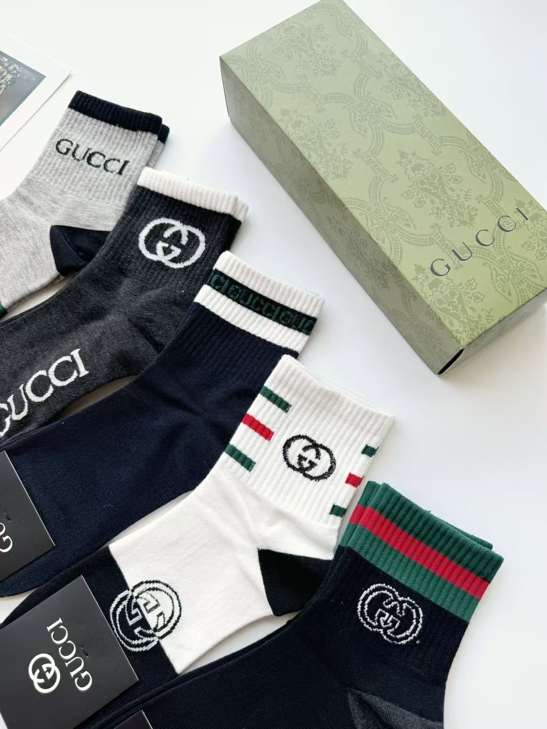 配包装 🌟【一盒5 双】 🌟Gucci 古琦 经典字母 logo短袜 !纯棉面料软糯亲肤! 🌟ins爆款!专柜在售in 配包装 🌟【一盒5 双】 🌟Gucci 古琦 经典字母 logo短袜 !纯棉面料软糯亲肤! 🌟ins爆款!专柜在售in