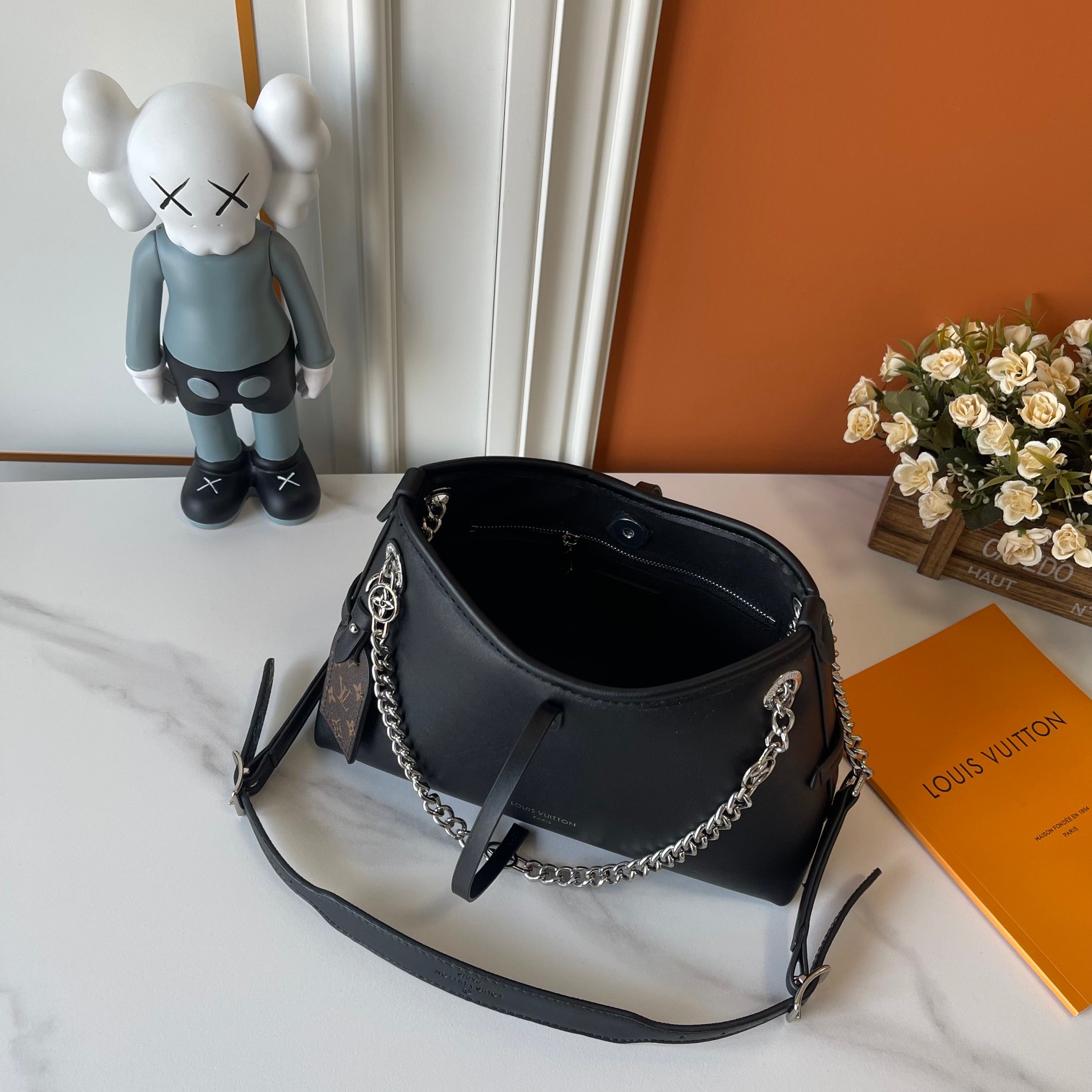 Monogram Canvas Crossbody Bag, 26 cm - Vintage-Inspired, Detachable Strap 10 a1734759008495 4521