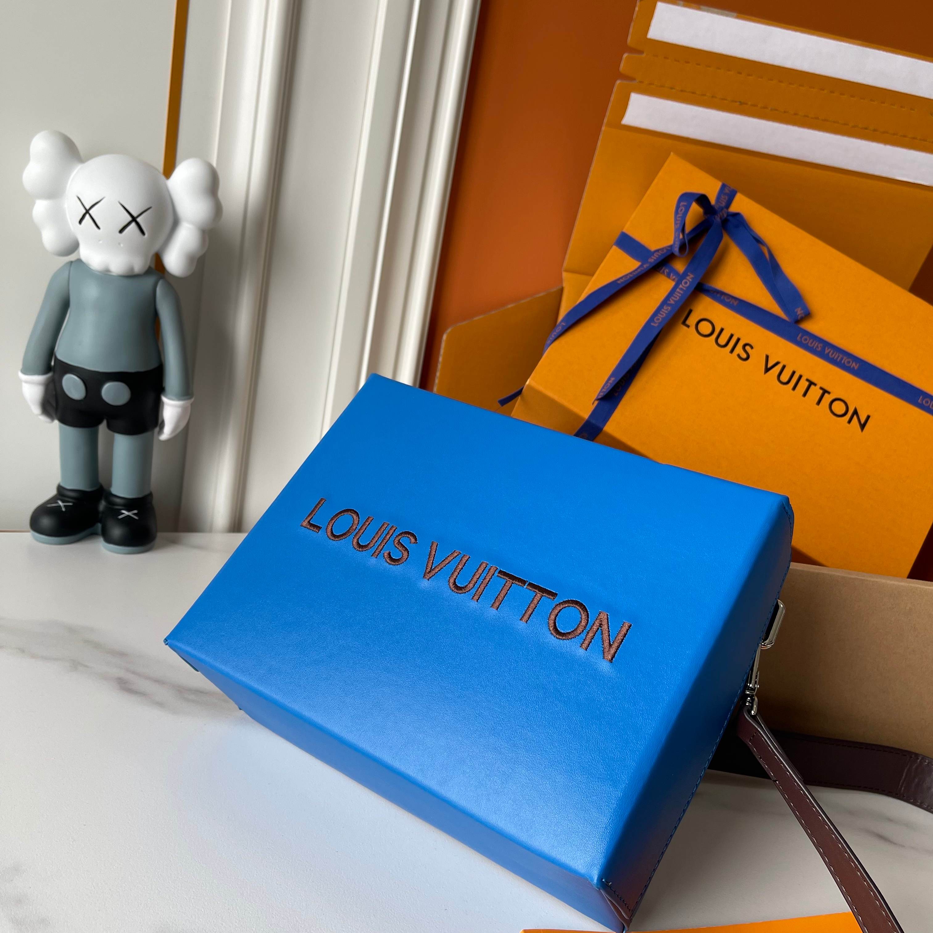 Louis Vuitton Blue Leather Shopper Bag with Detachable Strap - Medium Size 6 a1740803013965 0377