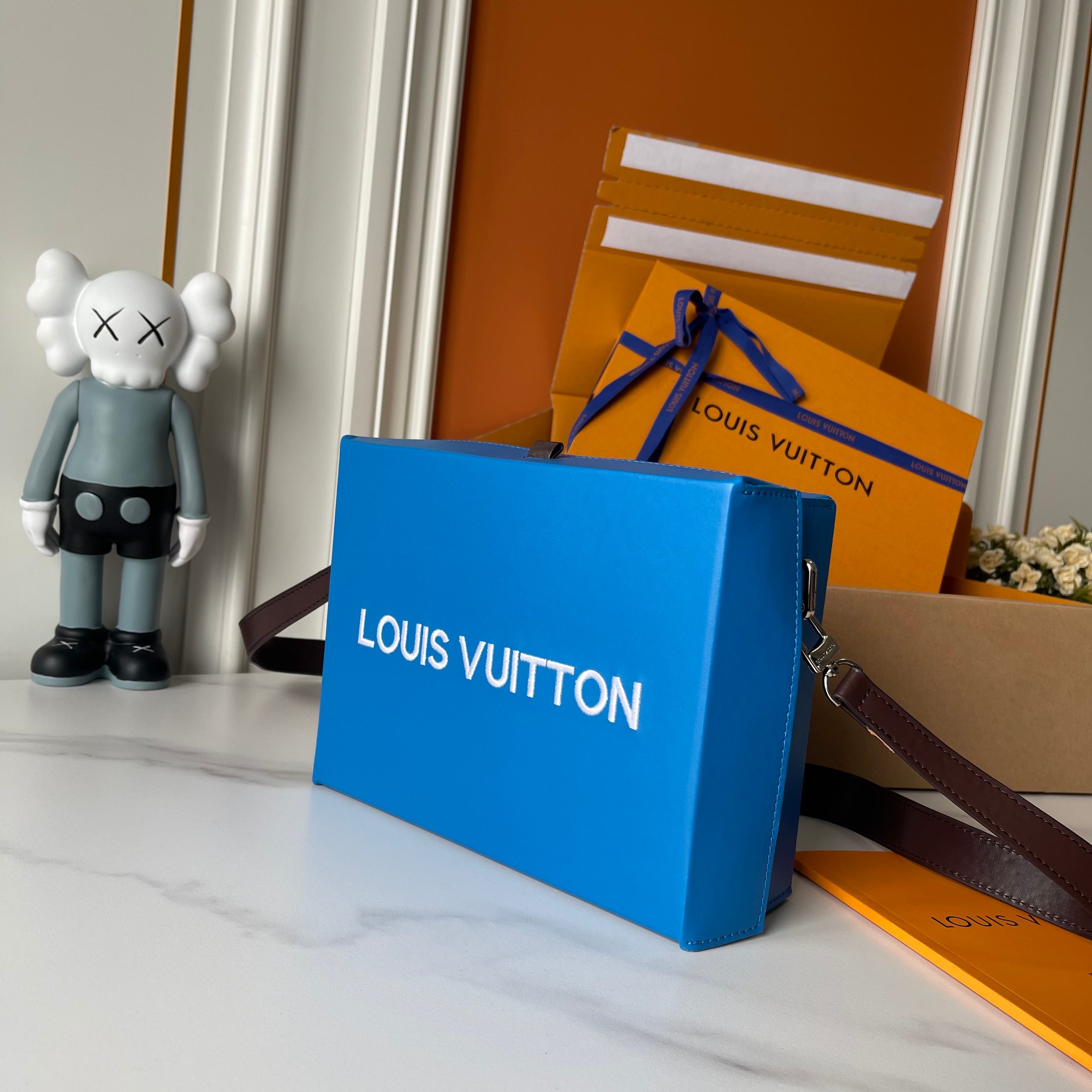Louis Vuitton Shopper Medium Bag Blue Leather, Removable Strap 3 a1740803077592 0588
