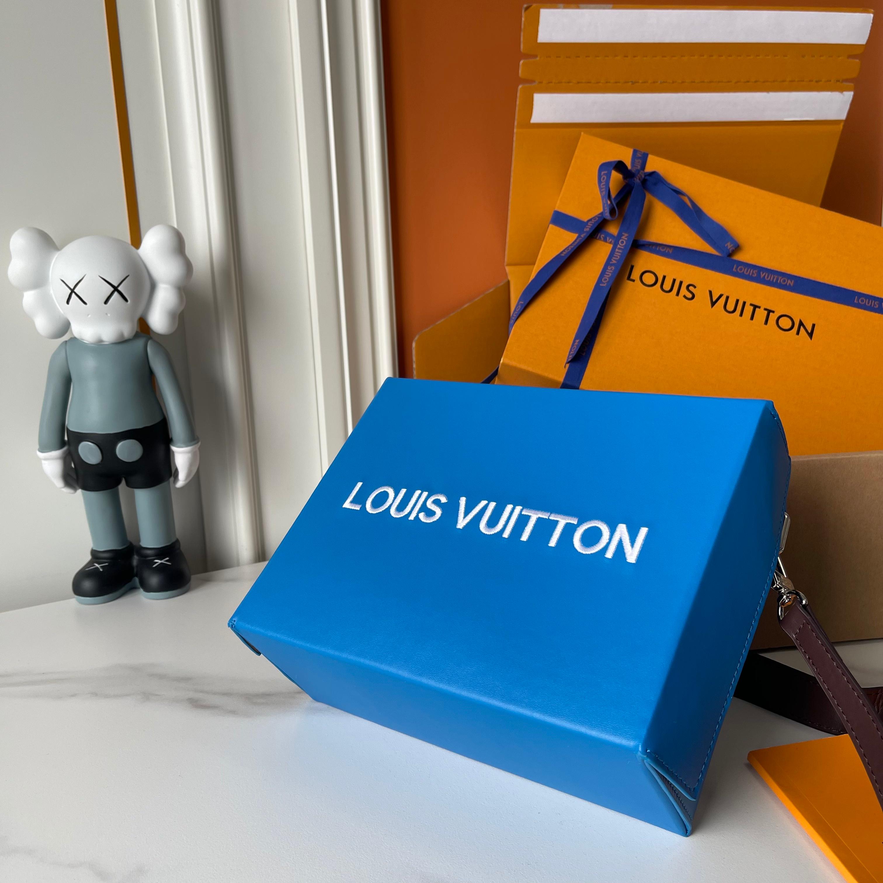 Louis Vuitton Shopper Medium Bag Blue Leather, Removable Strap 6 a1740803077693 5352