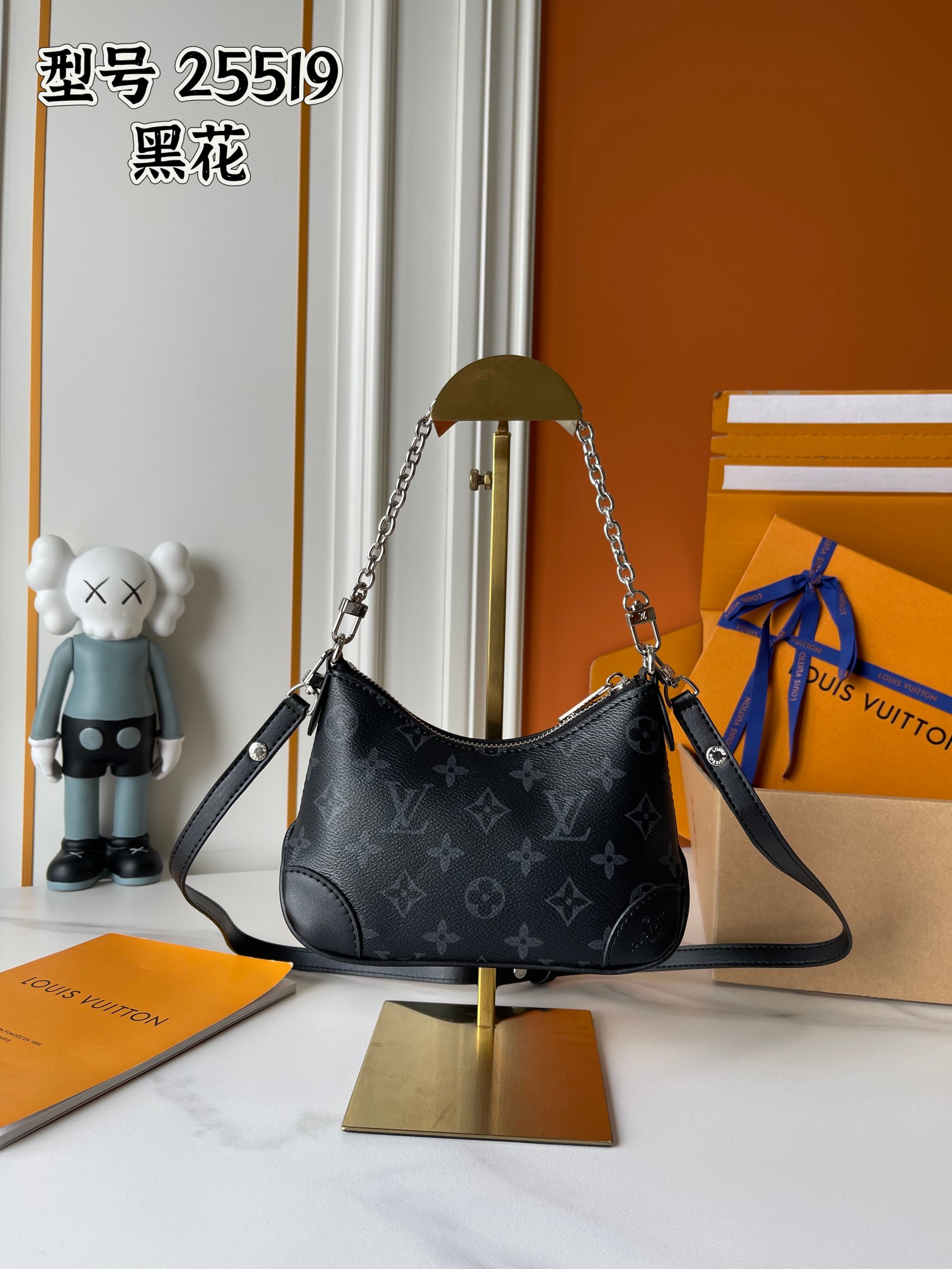 p250  M25519老花 迷你牛角包 NANO BOULOGNE 牛角包手袋 45832 45831  Boulogne 手袋取材经典 Monogram 帆布，配有双拉链和可容纳 iPhone 12 Pro 手机的宽敞内贴袋。可调节肩带实现斜挎或肩背，取下即可化身小号链条包或手拿包。尺寸：20 x 14 x 6 厘米