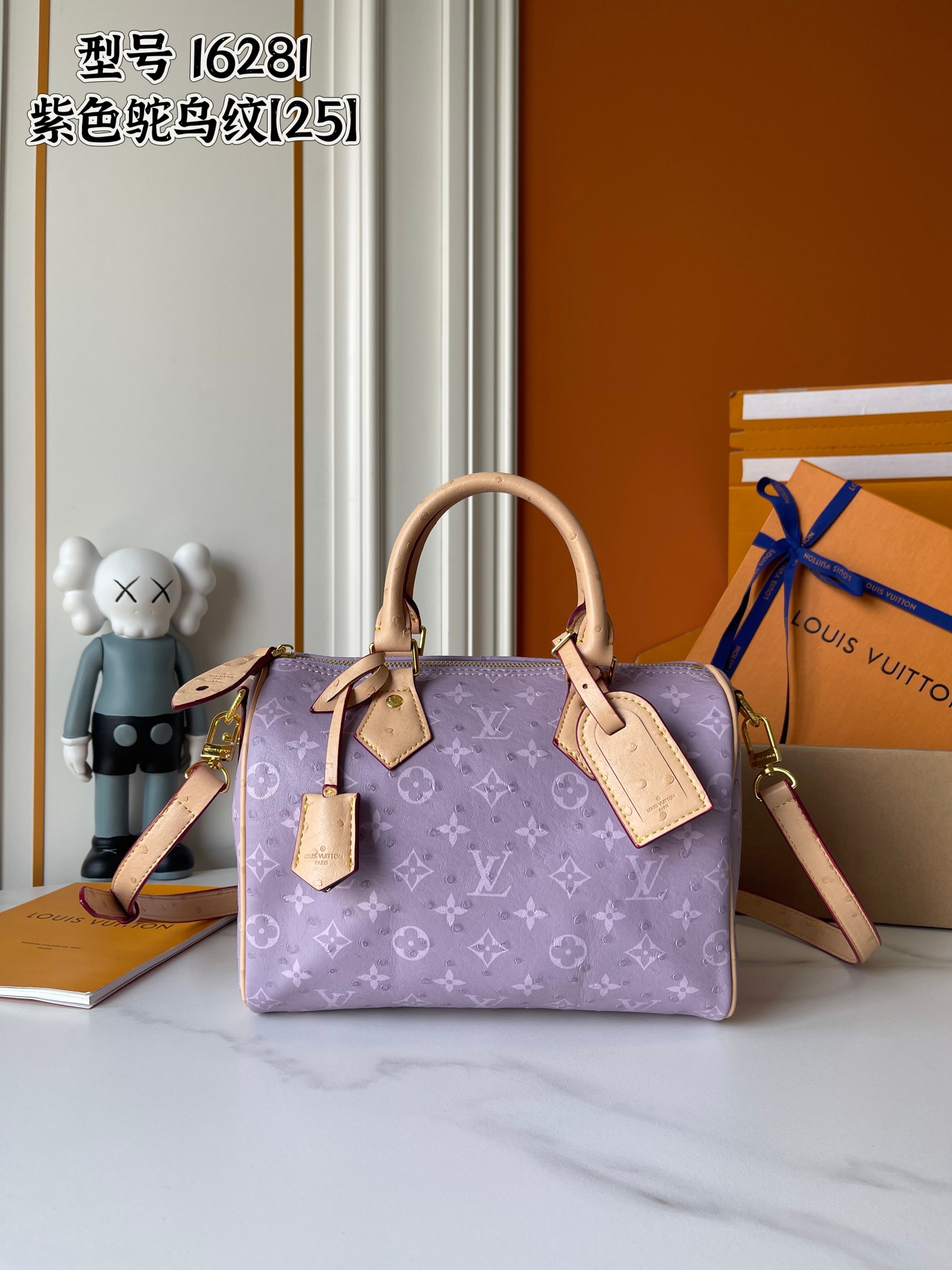 p280  M16282 M16281 M40390 M40391  M24424 M24420 M24433 M88227本款 Speedy  Bandoulière 25 Monogram Leather 手袋选用柔软鸵鸟皮革，以 Monogram 图案重现帆布印花的考究观感。耀目金属件、羊皮革内衬和铭牌共同印证创意总监 Pharrell Williams 对细节的不懈追求。25 x 15 x 15 厘米(长度 x 高 x 宽)