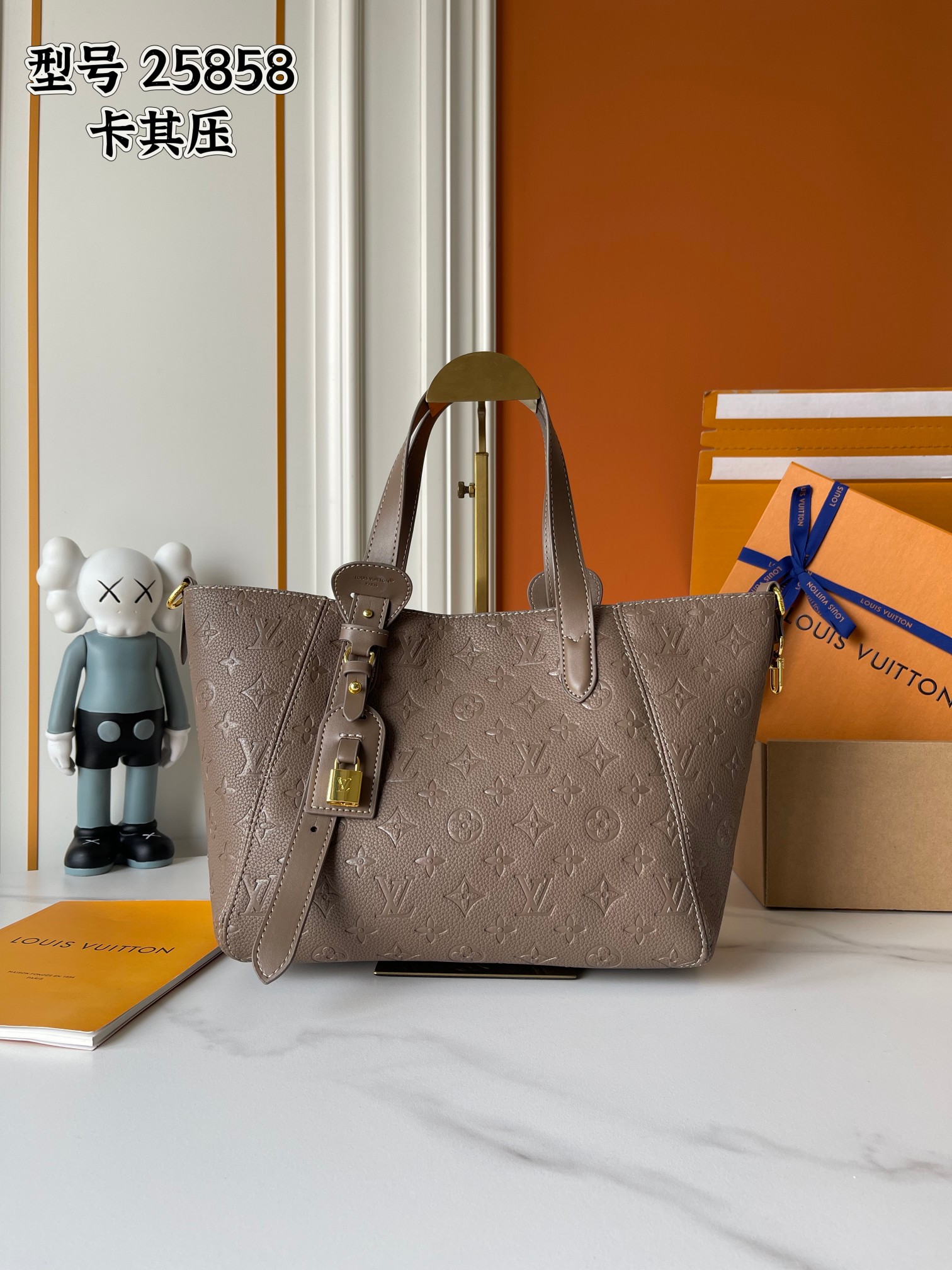 p280  M25860 M25888 M25858 M25890 本款 All In One 小号手袋拓展 All-In 系列的容量定义，可化身圆润 Hobo 手袋或敞口托特包，令日常所需轻松随行。Monogram Empreinte 皮革包身搭配耀目金属件，LV 挂锁和名牌彰显考究细节。尺寸:40.0 x 22.0 x 15.0 厘米 (长 x 高 x 宽)