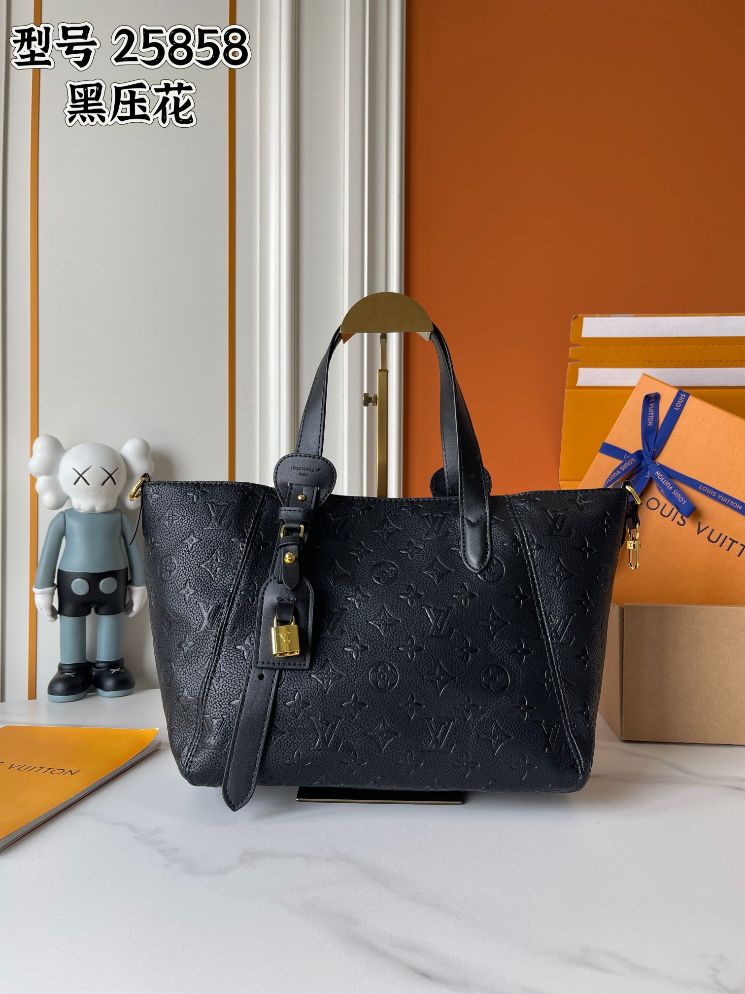 p280  M25860 M25888 M25858 M25890 本款 All In One 小号手袋拓展 All-In 系列的容量定义，可化身圆润 Hobo 手袋或敞口托特包，令日常所需轻松随行。Monogram Empreinte 皮革包身搭配耀目金属件，LV 挂锁和名牌彰显考究细节。尺寸:40.0 x 22.0 x 15.0 厘米 (长 x 高 x 宽)