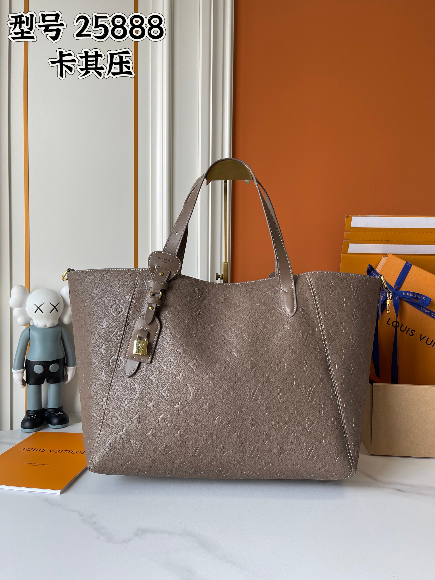 p290  M25860 M25888 M25858 M25890本款 All In One 中号手袋设计如其名，可灵活化身托特包或 Hobo 手袋，成就办公通勤和周末出游佳选。Monogram Empreinte 皮革包身搭配金属 LV 挂锁和标志性名牌，手柄设计源自传统硬箱。轻盈柔韧的构型可容纳笔记本电脑和其他日常所需。尺寸:56.5 x 30.5 x 17.0 厘米 (长 x 高 x 宽)