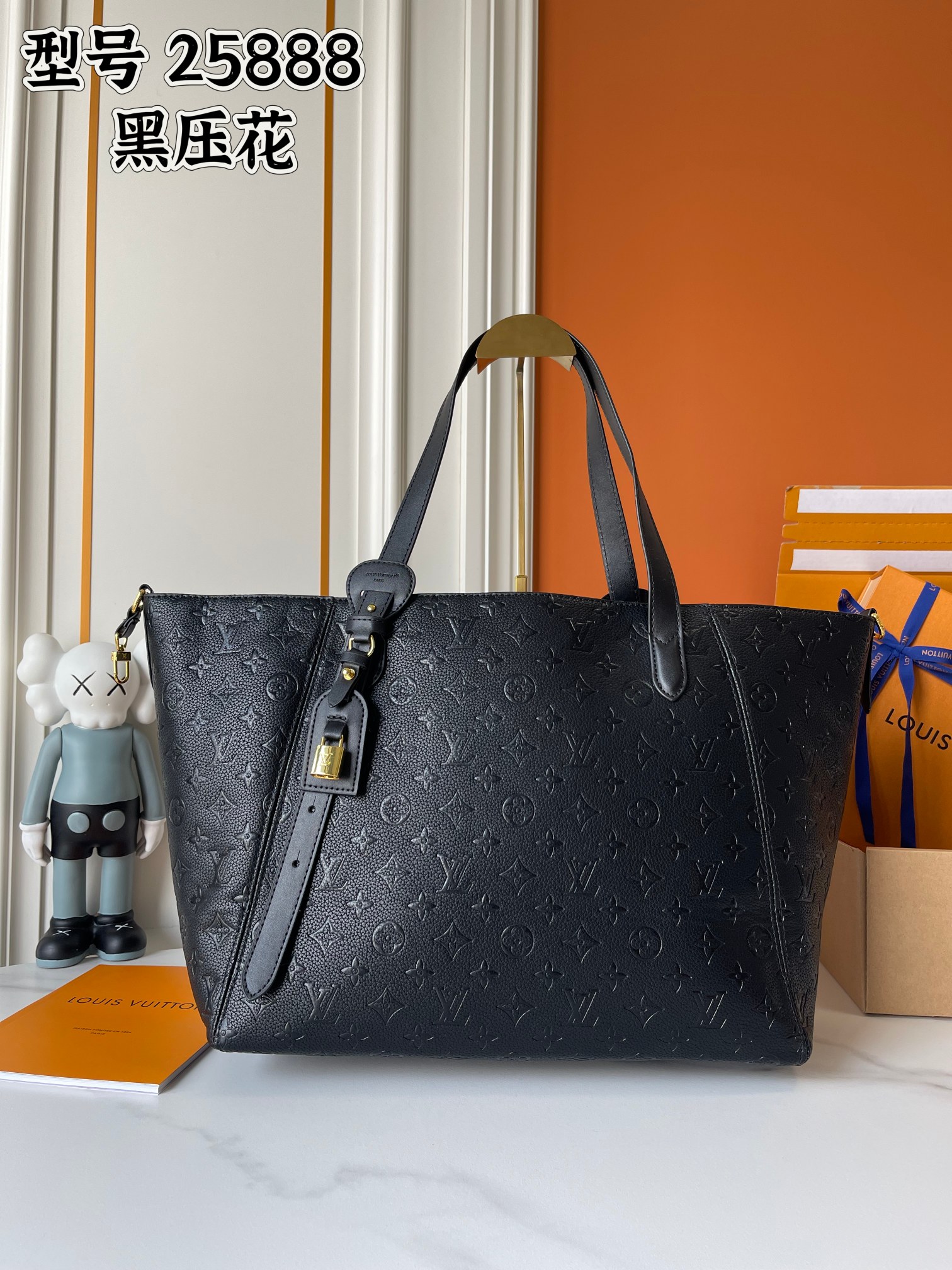 p290  M25860 M25888 M25858 M25890本款 All In One 中号手袋设计如其名，可灵活化身托特包或 Hobo 手袋，成就办公通勤和周末出游佳选。Monogram Empreinte 皮革包身搭配金属 LV 挂锁和标志性名牌，手柄设计源自传统硬箱。轻盈柔韧的构型可容纳笔记本电脑和其他日常所需。尺寸:56.5 x 30.5 x 17.0 厘米 (长 x 高 x 宽)
