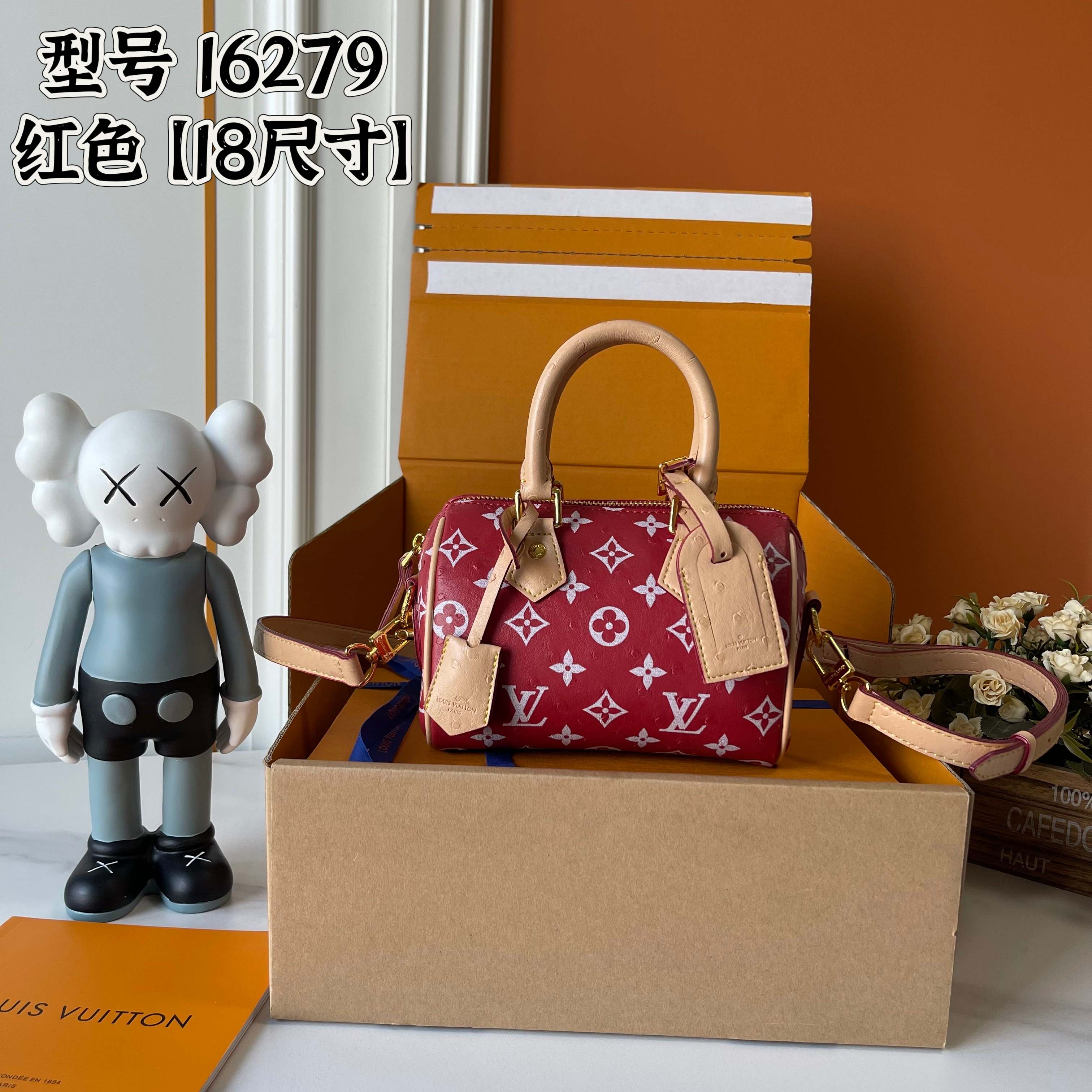 p280 【官方最新款P159 鸵鸟纹18尺寸】SPEEDY 18 手袋 N87525 M16279 M46234 M81085 作为Speedy系列的玲珑版本，Speedy18手袋为鸵鸟皮革描绘缤纷 Monogram图案，其斜纹效果恰似Monogram帆布肌理，彰显路易威登的精湛匠艺。可拆卸并调节的肩带便于斜挎。 尺寸：18×12×10