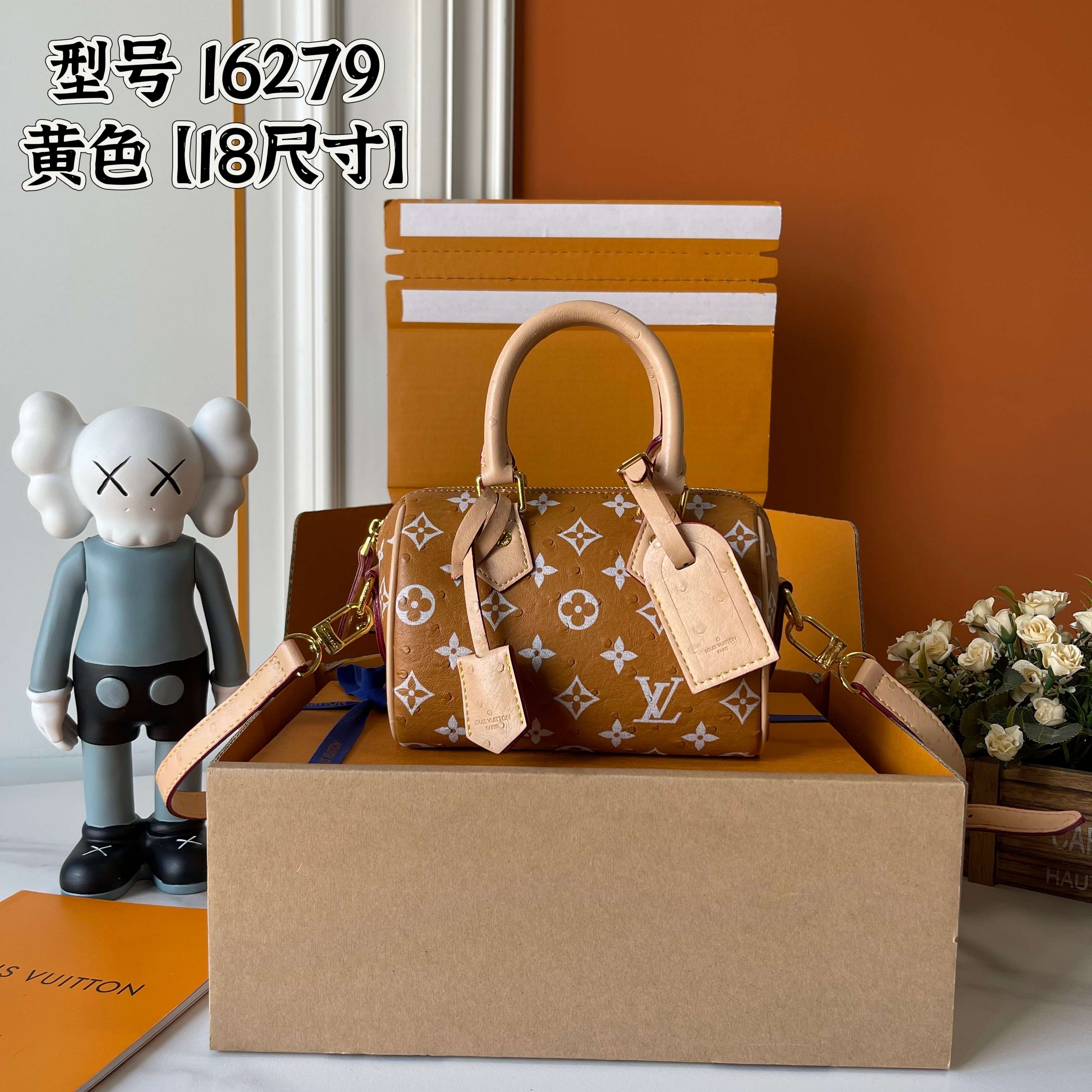 p280 【官方最新款P159 鸵鸟纹18尺寸】SPEEDY 18 手袋 N87525 M16279 M46234 M81085 作为Speedy系列的玲珑版本，Speedy18手袋为鸵鸟皮革描绘缤纷 Monogram图案，其斜纹效果恰似Monogram帆布肌理，彰显路易威登的精湛匠艺。可拆卸并调节的肩带便于斜挎。 尺寸：18×12×10