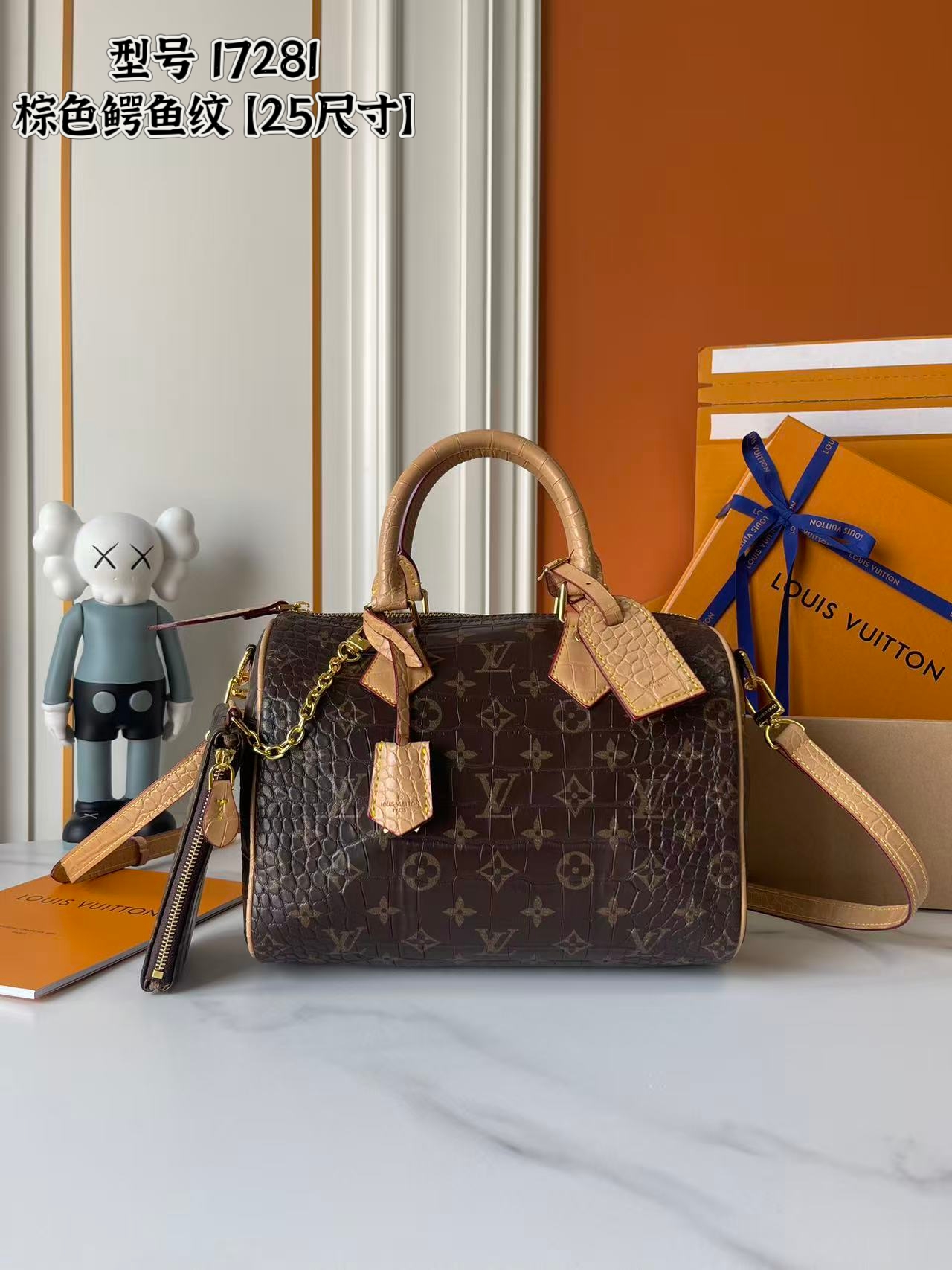 p290 【官方P159 鳄鱼皮】M17281 17282鳄鱼皮面料 M26305 M15279 M15278 M24441 M24424 M40390 M40391本款 Speedy Bandoulière 25 Monogram Leather 手袋选用柔软牛皮革,以 Monogram 图案重现帆布印花的考究观感。耀目金属件、羊皮革内衬和铭牌共同印证创意总监 Pharrell Williams 对细节的不懈追求。25 x 15 x 15 厘米(长度 x 高 x 宽)