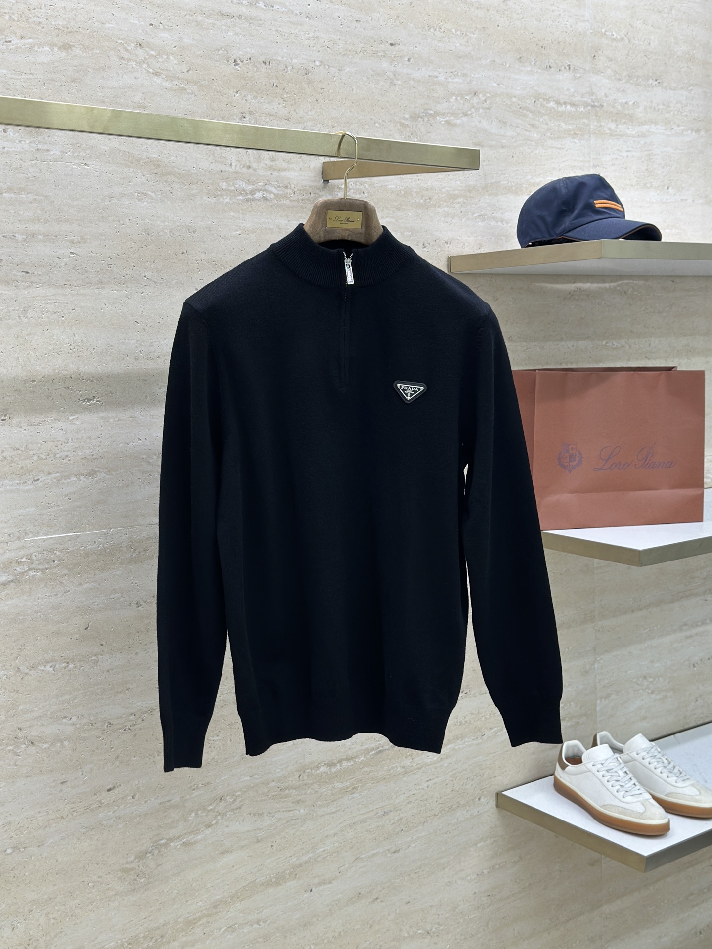 NO:595924,PRADA25FW new autumn and winter sweater  Made of cashmere and wool blended yarn, it has good warmth, is fluffy and soft, doubles the skin care, and gives you a lightweight wearing experience. High-quality natural fiber ensures a high-quality life. The whole piece is made of solid color single-sided craftsmanship, leaving loose volume when fit, solid color plain weave, clean fabric surface, solid color design, durable and high-end. Half-high collar zipper design, meticulous workmanship, fashionable and versatile, back shoulder design  The design is simple and comfortable, while using counter stitching to highlight the quality in the details, making the temperament more low-key, calm and stylish, and better showing the clean and tidy side of successful men. The collar, cuffs and hem are made of dense rib weaving, which is tight and elastic, not easy to deform, and highlights the texture of details. Whether worn alone or as an inner layer, it can not only give you a warm feeling, but also give you a refined sense of fashion.  The fabric is made of 50 merino wool, 20 nylon, and 30 polyester fiber. The texture is fine and soft, comfortable and skin-friendly. The upper body has a particularly good three-dimensional sense and a great drape. It can be worn and washed for a long time without pilling or deformation. Color Black Gray Size M-XXXL, prada, sweaters, alexander wang19860909PRADA25FW秋冬新款毛衣 采用羊绒羊毛混纺纱线,保暖性佳,蓬松柔软,加倍呵护肌肤,给你轻如无物的穿着感体验.高品质天然纤维,保障高品质生活.整件采用净色单面工艺,合体留有松量,净色平纹,织面整洁,纯色设计,耐看高阶.半高领拉链设计,做工细致,时尚又百搭,后倒肩版型设计,简约舒适,同时运用反针衔接,在细节处彰显品质,让气质更加低调内敛,沉稳有型,更好地展示成功男士干净利落的一面.领口,袖口,下摆采用加密罗纹织法,紧密有弹力,不易变形,彰显细节质感.无论单穿还是内搭,既能给你绵绵暖意,又能给你精致的时髦感.  面料50美利奴羊毛,20尼龙,30聚酯纤维,质感细腻柔软,舒适亲肤,上身立体感特别好,垂坠感也超赞,久穿久洗不起球不变形. 颜色黑色 灰色 码数M-XXXL,,prada,sweaters,alexander wang,Men's clothing