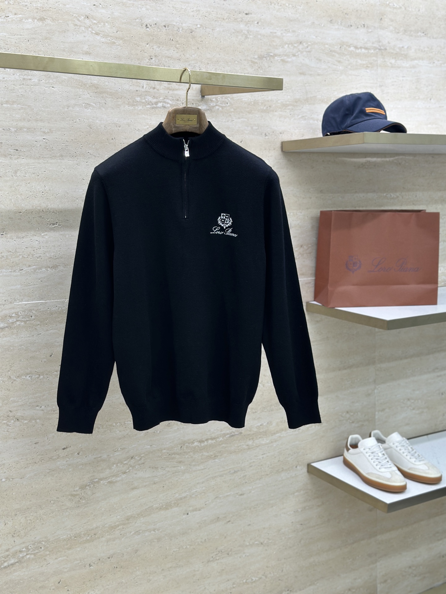 NO:595921,LFW new autumn and winter sweater  Made of cashmere and wool blended yarn, it has good warmth, is fluffy and soft, doubles the skin care, and gives you a lightweight wearing experience. High-quality natural fiber ensures a high-quality life. The whole piece is made of solid color single-sided craftsmanship, leaving loose volume when fit, solid color plain weave, clean fabric surface, solid color design, durable and high-end. Half-high collar zipper design, meticulous workmanship, fashionable and versatile, back shoulder design  The design is simple and comfortable, while using counter stitching to highlight the quality in the details, making the temperament more low-key, calm and stylish, and better showing the clean and tidy side of successful men. The collar, cuffs and hem are made of dense rib weaving, which is tight and elastic, not easy to deform, and highlights the texture of details. Whether worn alone or as an inner layer, it can not only give you a warm feeling, but also give you a refined sense of fashion.  The fabric is made of 50 merino wool, 20 nylon, and 30 polyester fiber. The texture is fine and soft, comfortable and skin-friendly. The upper body has a particularly good three-dimensional sense and a great drape. It can be worn and washed for a long time without pilling or deformation. Color Black Gray Size M-XXXL, loro piana, sweaters, alexander wang19860909LFW秋冬新款毛衣 采用羊绒羊毛混纺纱线,保暖性佳,蓬松柔软,加倍呵护肌肤,给你轻如无物的穿着感体验.高品质天然纤维,保障高品质生活.整件采用净色单面工艺,合体留有松量,净色平纹,织面整洁,纯色设计,耐看高阶.半高领拉链设计,做工细致,时尚又百搭,后倒肩版型设计,简约舒适,同时运用反针衔接,在细节处彰显品质,让气质更加低调内敛,沉稳有型,更好地展示成功男士干净利落的一面.领口,袖口,下摆采用加密罗纹织法,紧密有弹力,不易变形,彰显细节质感.无论单穿还是内搭,既能给你绵绵暖意,又能给你精致的时髦感.  面料50美利奴羊毛,20尼龙,30聚酯纤维,质感细腻柔软,舒适亲肤,上身立体感特别好,垂坠感也超赞,久穿久洗不起球不变形. 颜色黑色 灰色 码数M-XXXL,,loro piana,sweaters,alexander wang,Men's clothing