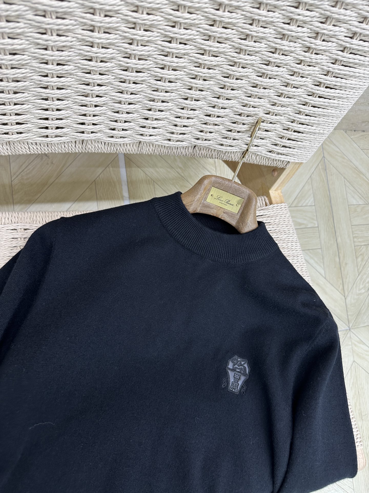 BC 25FW秋冬新款毛衣采用羊绒羊毛混纺纱线，保暖性佳，蓬松柔软，加倍呵护肌肤，给你轻如无物的穿着感体