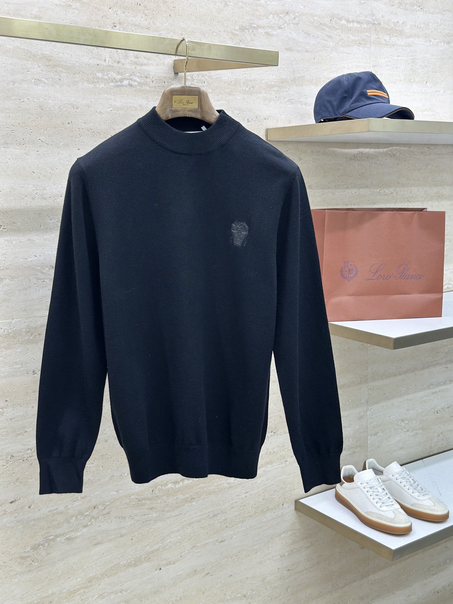 NO:595915,BC25FW new autumn and winter sweater  Made of cashmere and wool blended yarn, it has good warmth retention, is fluffy and soft, doubles the skin care, and gives you a lightweight wearing experience. High-quality natural fiber ensures a high-quality life. The whole piece is made of solid color single-sided technology, leaving loose volume when fit, solid color plain weave, clean fabric surface, solid color design, durable and high-end. Meticulous workmanship, fashionable and versatile, back shoulder design, simple  It is comfortable, and uses counter stitching to highlight the quality in the details, making the temperament more low-key, calm and stylish, and better showing the clean and neat side of successful men. The collar, cuffs, and hem are made of dense rib weaving, which is tight and elastic, not easy to deform, and highlights the texture of details. Whether worn alone or as an inner layer, it can not only give you warmth, but also give you a refined sense of fashion.  The fabric is made of 50 merino wool, 20 nylon, and 30 polyester fiber. The texture is fine and soft, comfortable and skin-friendly. The upper body has a particularly good three-dimensional sense and a great drape. It can be worn and washed for a long time without pilling or deformation. Color black gray code size M-XXXL, sweaters, alexander wang19860909BC25FW秋冬新款毛衣 采用羊绒羊毛混纺纱线,保暖性佳,蓬松柔软,加倍呵护肌肤,给你轻如无物的穿着感体验.高品质天然纤维,保障高品质生活.整件采用净色单面工艺,合体留有松量,净色平纹,织面整洁,纯色设计,耐看高阶.做工细致,时尚又百搭,后倒肩版型设计,简约舒适,同时运用反针衔接,在细节处彰显品质,让气质更加低调内敛,沉稳有型,更好地展示成功男士干净利落的一面.领口,袖口,下摆采用加密罗纹织法,紧密有弹力,不易变形,彰显细节质感.无论单穿还是内搭,既能给你绵绵暖意,又能给你精致的时髦感.  面料50美利奴羊毛,20尼龙,30聚酯纤维,质感细腻柔软,舒适亲肤,上身立体感特别好,垂坠感也超赞,久穿久洗不起球不变形. 颜色黑色 灰色 码数M-XXXL,,sweaters,alexander wang,Men's clothing